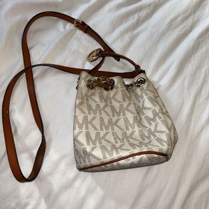 Crossbody Michael Khors Purse with chain "draw string"